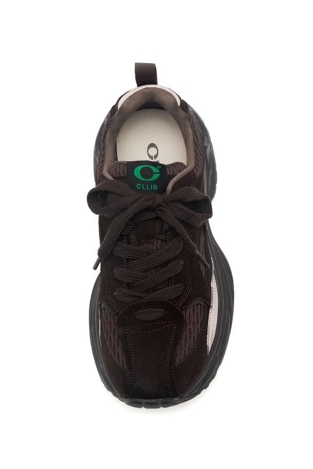 GLOWWIN 스니커즈 -CL0703 (2color)는 여성용 운동화입니다. 초콜릿, 다크 그레이 두 가지 색상으로 출시되었으며, 일상, 산책룩에 어울리는 클래식, 미니멀, 캐주얼 스타일을 연출할 수 있습니다. 소가죽, 스웨이드, 메쉬, 합성가죽, 고무 등 다양한 소재를 사용하여 빈티지한 멋을 더했습니다. 안감은 메쉬 소재이며, 플랫 굽 타입의 무지 디자인입니다.
