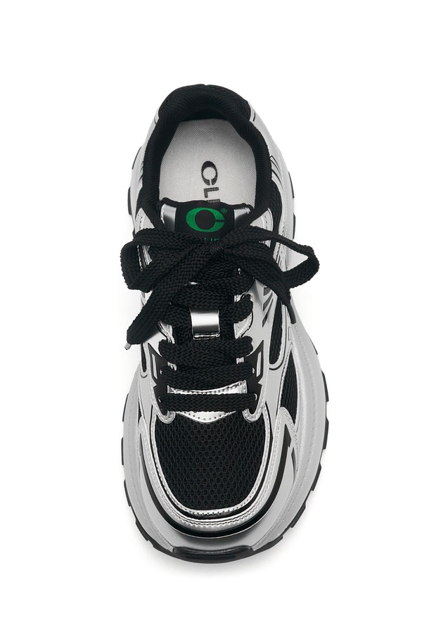 COSHER 스니커즈 - CL0702 (2color)는 여성용 운동화로, 캐주얼, 미니멀, 스포티한 스타일을 연출하기 좋습니다. 라운드 토 디자인에 실버와 블랙 두 가지 색상으로 출시되었으며, 산책룩에 어울립니다. 소가죽, 폴리우레탄, 고무, 폴리에스터, 메쉬 등 다양한 소재를 사용하여 제작되었으며, 메쉬 안감과 컬러블록 패턴이 특징입니다. 끈으로 여미는 스타일이며, 통굽 디자인과 재귀반사 기능으로 편안함과 안전성까지 갖췄습니다.
