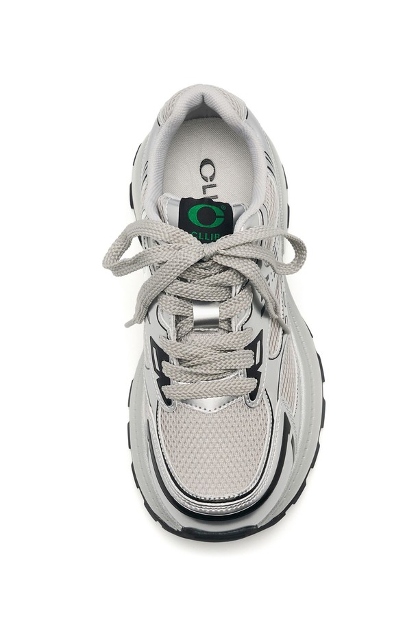 COSHER 스니커즈 -CL0702는 실버와 블랙 두 가지 색상으로 출시된 여성 스니커즈입니다. 메쉬, 폴리에스테르, 인조가죽, 고무 소재를 사용하여 제작되었으며, 통굽 디자인과 배색 패턴이 특징입니다. 산책룩과 러닝룩에 잘 어울리며, 스포티, 미니멀, 캐주얼 스타일을 연출하기 좋습니다. 안감은 메쉬 소재로 통기성을 높였으며, 리플렉티브 및 광택 디테일로 포인트를 더했습니다.
