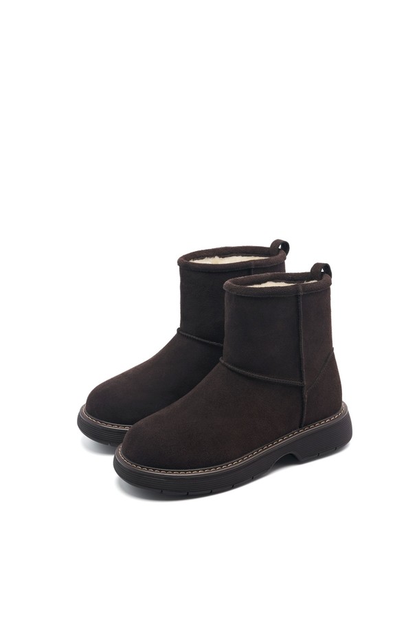 Lomft(롬프트) 소가죽 퍼 미들 부츠 4cm -UA9086 (3color)는 여성용 미들 부츠입니다. 부드러운 소가죽 소재에 4cm 미들힐로 제작되어 편안한 착용감을 선사합니다. 안감은 퍼(Fur)로 마감하여 보온성을 높였으며, 가을과 겨울철에 따뜻하게 신을 수 있습니다. 무지 디자인으로 클래식, 미니멀, 시크 스타일을 연출하기 좋으며, 출근룩이나 모임룩에 활용하기 좋습니다. 3가지 컬러 옵션으로 제공되어 다양한 스타일에 매치할 수 있습니다.
