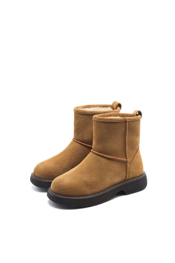 Lomft(롬프트) 소가죽 퍼 미들 부츠 4cm -UA9086은 여성용 미들 부츠입니다. 부드러운 소가죽과 포근한 퍼 안감으로 가을, 겨울철 따뜻하고 스타일리시하게 착용할 수 있습니다. 라운드 토우 디자인에 4cm 미들힐로 편안한 착용감을 선사하며, 블랙, 브라운, 베이지 3가지 컬러로 출시되었습니다. 오픈형 디자인과 퍼 장식이 특징이며, 출근룩, 오피스룩, 모임룩 등 다양한 TPO에 클래식, 미니멀, 시크 스타일을 연출하기 좋습니다.
