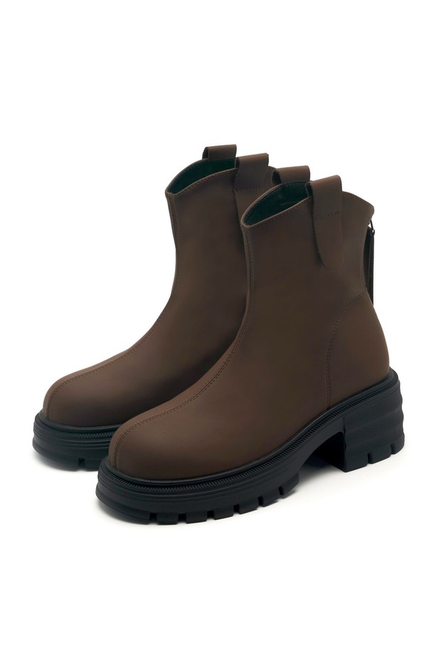 Balencia(발렌시아) 러기드 솔 앵클 부츠 7cm -VA9011 (2color)는 미니멀하고 시크한 스타일을 추구하는 여성들을 위한 앵클 부츠입니다. 부드러운 인조가죽, 스웨이드, 고무 소재를 사용하여 가을과 겨울에 따뜻하고 편안하게 착용할 수 있습니다. 라운드 토우 디자인에 7cm 청키힐로 안정적인 착화감을 제공하며, 러기드 아웃솔이 스타일리시함과 동시에 충격 흡수 기능을 더합니다. 블랙과 브라운 두 가지 색상으로 출시되어 출근룩, 모임룩 등 다양한 TPO에 맞춰 미니멀, 클래식, 스트리트 스타일을 연출할 수 있습니다. 안감은 스웨이드로 마감했으며, 지퍼 여밈으로 신고 벗기 편리합니다.
