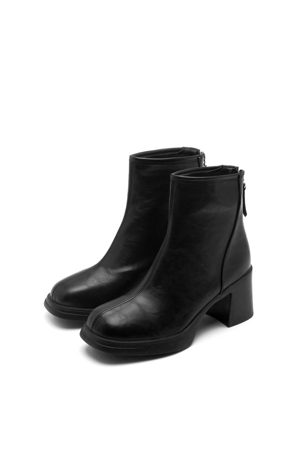 Valen(발렌) 스퀘어 토 앵클 부츠 VA9010은 여성 고객을 위한 신발입니다. 브라운과 블랙 2가지 색상으로 출시되었으며, 가을과 겨울에 착용하기 좋습니다. 7.5cm 굽 높이에 청키힐 디자인으로 안정감을 더했으며, 스퀘어 토와 백지퍼 디테일로 심플하면서도 시크한 매력을 선사합니다. 합성가죽과 스웨이드 소재를 사용하여 고급스러운 느낌을 주며, 안감 또한 스웨이드로 마감하여 부드러운 착용감을 제공합니다. 출근룩, 모임룩, 데이트룩 등 다양한 TPO에 클래식, 미니멀, 시크한 스타일을 연출하기 좋은 아이템입니다.
