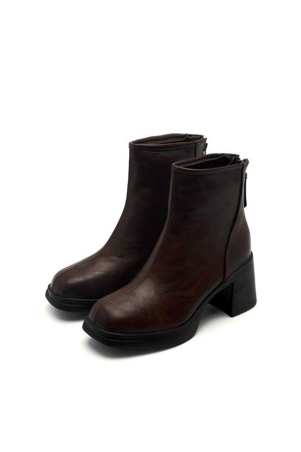 Valen (발렌) 스퀘어 토 앵클 부츠 7.5cm -VA9010은 여성 고객을 위한 앵클부츠입니다. 브라운과 블랙 두 가지 색상으로 제공되며, 일상적인 착용에 적합합니다. 스퀘어 토 디자인과 7.5cm 청키힐이 특징이며, 인조가죽과 스웨이드 소재로 제작되었습니다. 안감은 스웨이드이며, 무지 패턴에 지퍼 여밈으로 간편하게 착용할 수 있습니다. 심플하면서도 클래식한 디자인으로 출근룩, 모임룩, 데이트룩 등 다양한 TPO에 어울리며, 미니멀, 시크 스타일을 연출하기 좋습니다.
