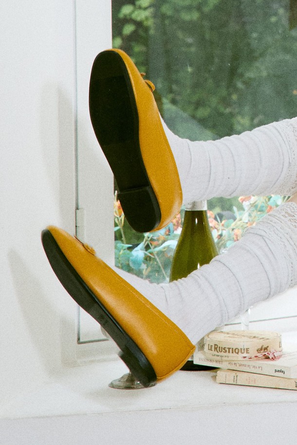 "Odd Bow(오드 보우)" 리본 플랫슈즈 2cm -VA8047은 여성스러운 스타일을 완성하는 플랫슈즈입니다. 라운드토 디자인에 2cm 굽으로 편안함과 여성스러움을 동시에 잡았습니다. 머스타드, 레오파드, 블랙 3가지 컬러로 출시되어 데이트룩, 모임룩 등 다양한 TPO에 활용 가능합니다. 합성가죽과 마이크로파이버 소재로 제작되었으며, 안감은 합성가죽, 겉감은 무지 또는 레오파드 패턴으로 디자인되었습니다. 걸리시, 미니멀, 클래식 스타일을 즐겨 입는 분들께 추천하며, 가벼운 착화감과 인스텝 부분 고무밴드 처리, 리본 디테일이 특징입니다.
