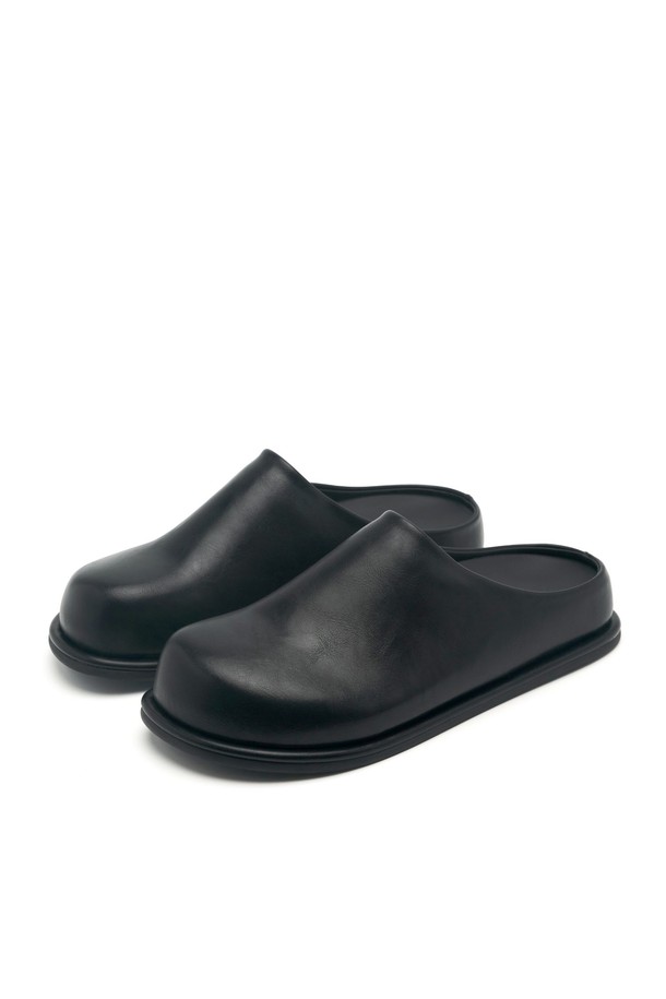 Molin Minimal (몰린 미니멀) 뮬 클로그 4cm - VA9043 (2color)는 데이트룩, 모임룩에 잘 어울리는 여성 뮬/클로그입니다. 미니멀, 클래식, 캐주얼 스타일을 연출하기 좋습니다. 라운드 토우 디자인에 다크브라운, 블랙 두 가지 색상으로 출시되었으며, 합성가죽과 고무 소재를 사용하여 제작되었습니다. 4cm 통굽으로 편안한 착화감을 제공하며, 미니멀한 디자인과 인스텝을 넓게 감싸는 커버 디자인이 특징입니다. 5mm 바닥 사양과 라텍스 쿠션 깔창으로 편안함을 더했습니다.
