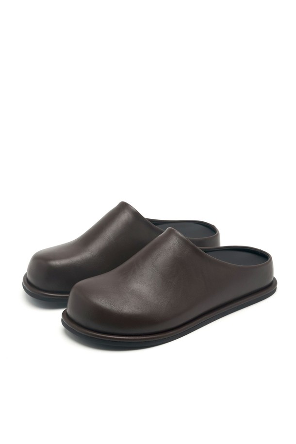 Molin Minimal 뮬 클로그 4cm -VA9043 (2color)는 여성 고객을 위한 뮬/클로그 제품입니다. 다크브라운과 블랙 두 가지 색상으로 출시되었으며, 일상생활에서 편안하게 착용할 수 있습니다. 라운드 토우 디자인에 4cm 통굽으로 제작되었으며, 합성가죽과 고무 소재를 사용하여 내구성을 높였습니다. 미니멀한 디자인과 인스텝 커버형 디자인이 특징이며, 수제작으로 완성되어 라텍스 쿠션 인솔과 5mm 인솔이 편안한 착화감을 제공합니다. 데이트룩, 모임룩, 미니멀, 클래식, 캐주얼 스타일 모두 소화 가능한 아이템입니다.
