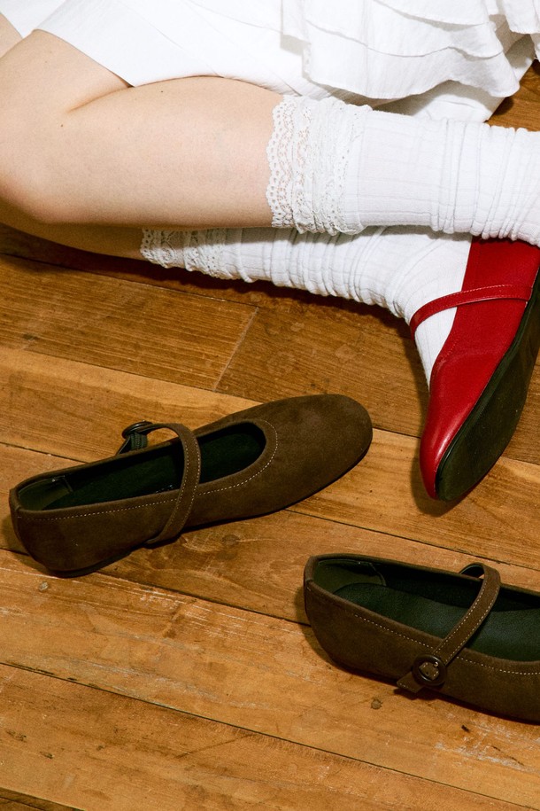 Odd 메리제인 플랫슈즈 2cm -VA8049 (3color)는 여성 고객을 위한 메리제인 플랫슈즈입니다. 라운드 토우 디자인에 2cm 굽 높이로 편안함을 더했으며, 일상, 포멀한 자리에 모두 잘 어울립니다. 봄, 여름, 가을 계절에 착용하기 좋으며, 레드, 에스프레소 블랙 2가지 색상으로 출시되었습니다. 합성가죽, 마이크로파이버 소재에 크로스 스트랩, 라텍스 쿠션 인솔, TPR 고무 밑창, 유연한 TR 아웃솔, 엘라스틱 디테일로 편안함과 스타일을 동시에 만족시킵니다. 데이트룩, 모임룩, 오피스룩 등 다양한 TPO에 클래식, 미니멀, 걸리시 스타일을 연출하기 좋습니다.
