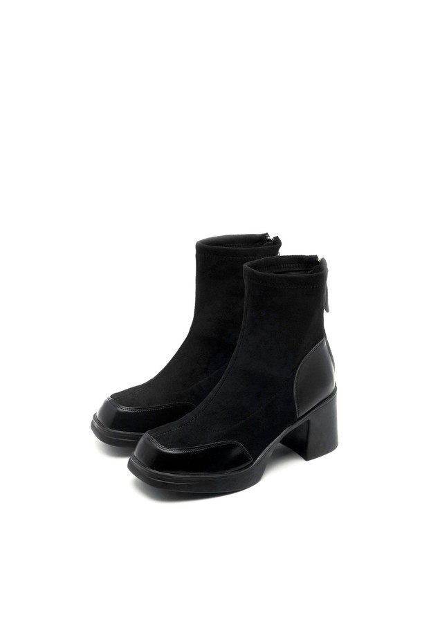 Coline(콜린) Layered 스웨이드 플랫폼 앵클 부츠 7.5cm -VA9037 (2color)는 가을, 겨울 시즌에 어울리는 여성용 앵클부츠입니다. 브라운과 블랙 두 가지 색상으로 제공되며, 스퀘어토 디자인에 스웨이드, 합성가죽, 네오프렌, 고무 소재를 사용하여 제작되었습니다. 7.5cm 플랫폼 굽과 네오프렌 안감으로 편안함과 스타일을 동시에 만족시키며, 지퍼형 여밈으로 간편하게 착용할 수 있습니다. 레이어드 및 투톤 디자인, 일체형 밑창, 슬림한 다리 라인을 연출해 주어 데이트룩, 출근룩 등 다양한 TPO에 클래식, 미니멀, 시크한 스타일을 완성할 수 있습니다.
