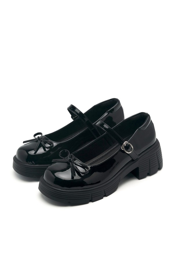 "Odd (오드) 메리제인 리본 플랫폼 로퍼 6.5cm -VA9033"은 여성용 로퍼로, 일상, 데이트룩, 모임룩, 출근룩 등 다양한 TPO에 어울리는 아이템입니다. 블랙, 아이보리 두 가지 색상으로 출시되었으며, 스퀘어라운드 앞코 디자인과 리본 장식이 특징입니다. 6.5cm 플랫폼 굽으로 다리 라인을 살려주며, 합성가죽과 마이크로파이버 소재로 제작되어 편안한 착용감을 선사합니다. 라텍스 쿠션 인솔, 경량 디자인, 충격 흡수 기능으로 장시간 착용에도 무리가 없으며, 클래식, 미니멀, 걸리시 스타일을 연출하기 좋습니다. 버클과 메리제인 탑라인, 무지 패턴이 특징이며, 핸드메이드 공정으로 제작되어 높은 퀄리티를 자랑합니다.
