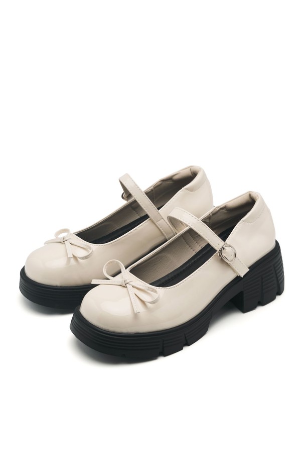 Odd(오드) 메리제인 리본 플랫폼 로퍼 6.5cm -VA9033은 여성용 로퍼로, 아이보리, 블랙 두 가지 색상으로 출시되었습니다. 스퀘어 라운드 앞코에 리본 디테일이 더해져 걸리시한 무드를 연출하며, 메리제인 탑라인과 버클 여밈으로 클래식한 디자인을 강조합니다. 6.5cm 플랫폼 굽이 다리 라인을 더욱 슬림하게 보이도록 도와주며, 라텍스 중창, ZE-RUN 솔라이트 아웃솔, 핸드크래프트 제작으로 편안함과 내구성을 높였습니다. 봄, 가을 시즌 데이트룩, 오피스룩, 모임룩 등 다양한 TPO에 미니멀하면서도 세련된 스타일을 더해줍니다.
