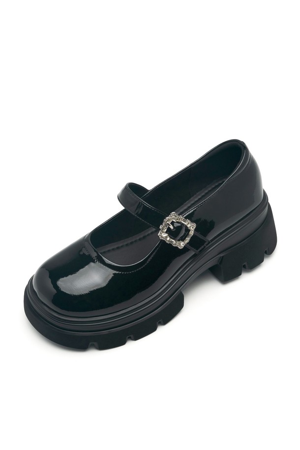 Odree(오드리) 메리제인 플랫폼 로퍼 6.5cm - VA9026은 여성들을 위한 클래식하고 미니멀한 스타일의 메리제인 로퍼입니다. 아이보리와 블랙 두 가지 색상으로 출시되었으며, 라운드 토우 디자인과 6.5cm 플랫폼 굽이 특징입니다. 부드러운 합성가죽과 마이크로파이버 소재를 사용하여 편안한 착용감을 제공하며, 안감 역시 합성가죽으로 마감되었습니다. 제런 솔라이트 우레탄폼 아웃솔, 라텍스 쿠션 인솔, 충격 흡수 기능으로 활동성을 높였으며, 쥬얼리 버튼 장식, 벨크로 및 버튼 여밈 디테일이 돋보입니다. 데이트룩, 오피스룩, 모임룩 등 다양한 TPO에 활용 가능하며, 봄, 가을 시즌에 착용하기 좋습니다.
