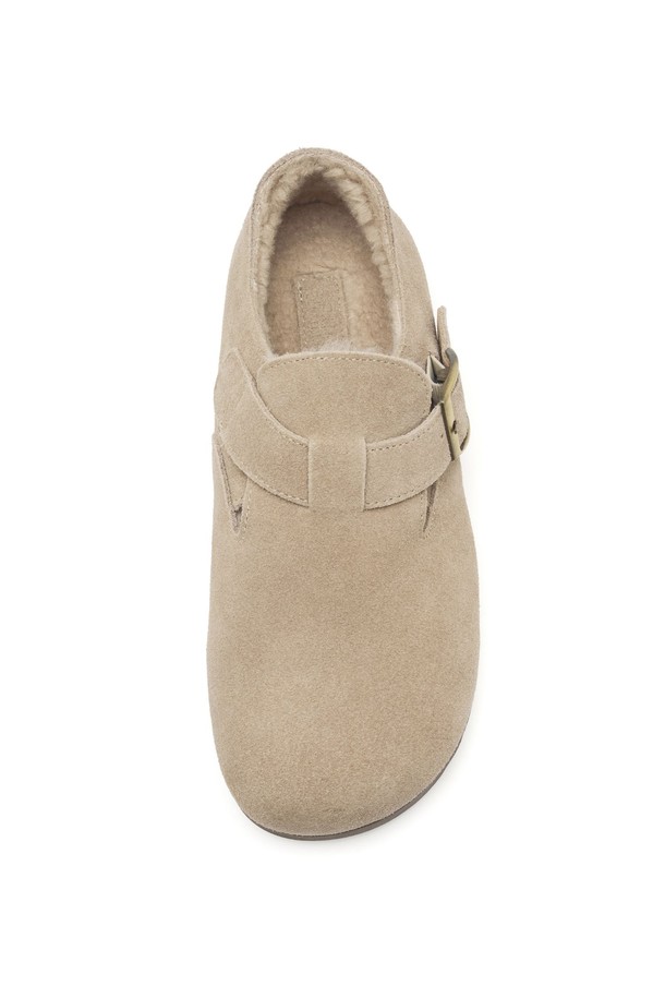 블루본(Bleubon) 소가죽 스웨이드 로퍼는 부드러운 소가죽 스웨이드 소재로 제작되어 고급스러운 착용감을 선사합니다. 3.5cm 로우힐 디자인과 라운드 앞코는 편안함과 세련된 스타일을 동시에 만족시켜줍니다. 출근룩, 오피스룩, 모임룩 등 다양한 TPO에 활용 가능하며, 클래식, 미니멀, 캐주얼 스타일 모두 소화 가능한 데일리 로퍼입니다. 봄, 가을 시즌에 어울리는 2가지 색상으로 구성되어 폭넓은 선택지를 제공합니다. 슬립온 디자인으로 간편하게 착용 가능하며, 로우컷 탑라인이 발목을 더욱 돋보이게 합니다.
