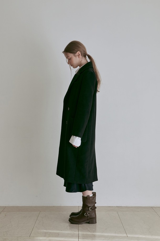 Roux(루) 벨티드 워커 부츠 6CM -VA9054는 여성용 워커 부츠입니다. 라운드 토우 디자인에 6cm의 통굽으로 제작되었으며, 가을, 겨울 시즌에 착용하기 좋습니다. 블랙과 브라운 두 가지 색상으로 출시되었으며, 버클과 지퍼로 간편하게 여밀 수 있습니다. 미드컷 탑라인과 벨트 디테일이 특징이며, 데일리룩, 출근룩, 모임룩 등 다양한 TPO에 클래식, 미니멀, 시크한 스타일을 연출할 수 있습니다. 합성가죽 소재로 제작되었습니다.
