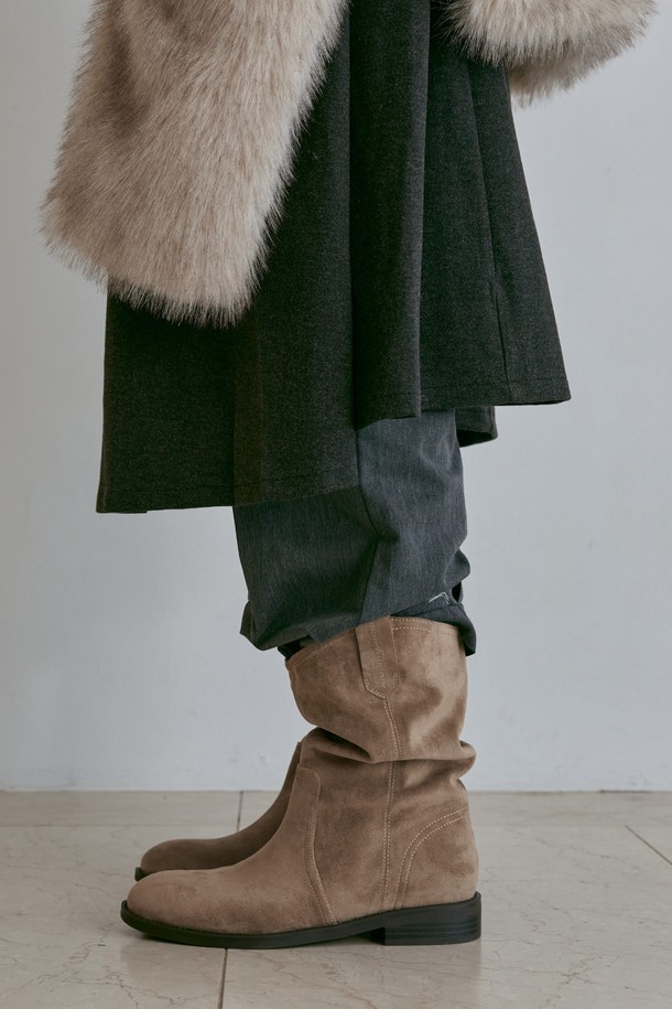 Aurette (오레트) 웨스턴 부츠 3.5CM -VA9061은 여성들을 위한 세련된 웨스턴 부츠입니다. 부드러운 스웨이드 소재와 3.5cm 로우힐 굽으로 편안함과 스타일을 동시에 잡았습니다. 뾰족한 앞코 디자인과 미드컷 탑라인이 다리 라인을 더욱 돋보이게 하며, 안감의 퍼(Fur) 디테일과 지퍼형 여밈으로 따뜻함과 편리함을 더했습니다. 베이지와 브라운 두 가지 색상으로 출시되어 다양한 룩에 매치하기 좋으며, 데이트룩, 모임룩 등 TPO에 맞춰 클래식, 미니멀, 캐주얼 스타일을 연출할 수 있습니다.
