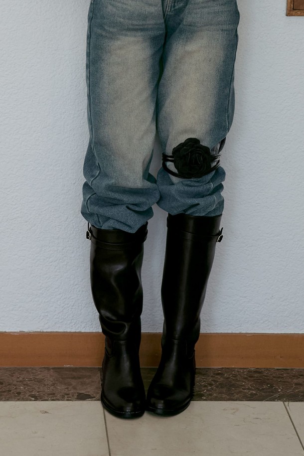 [예약배송 12월 10일] Cecil 벨티드 미니멀 롱 부츠 4cm -VA9072 (2color)는 가을, 겨울 시즌 여성의 스타일을 완성해 줄 롱 부츠입니다. 다크브라운과 블랙 두 가지 색상으로 제공되며, 라운드 토우 디자인과 4cm 로우힐 굽으로 편안함과 세련됨을 동시에 잡았습니다. 인조가죽, 스웨이드, 고무 소재를 사용하여 제작되었으며, 미니멀한 디자인과 깔끔한 실루엣, 부드러운 광택감이 특징입니다. 버클로 여미는 방식이며, 벨트 장식과 심플한 스트랩 디테일이 돋보입니다. 출근룩, 모임룩, 데이트룩 등 다양한 TPO에 클래식, 미니멀, 시크한 스타일을 연출하기 좋습니다.
