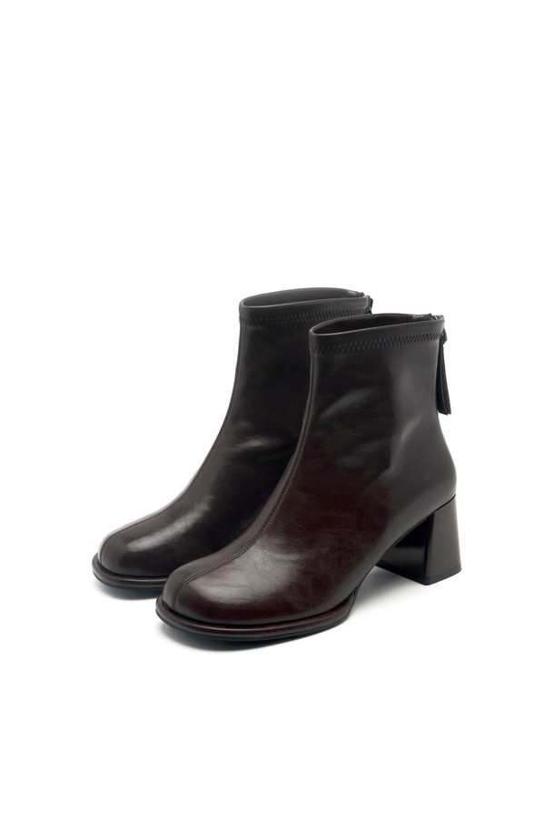 Siena Minimal 앵클 부츠 VA9053은 여성용 앵클 부츠입니다. 라운드 토우 디자인에 6.5cm 청키힐로 편안함과 스타일을 동시에 갖췄습니다. 블랙, 브라운, 베이지 3가지 색상으로 출시되어 다양한 코디에 활용할 수 있으며, 지퍼 여밈으로 신고 벗기 용이합니다. 미니멀 디자인과 베이직한 스타일로 가을, 겨울철 데일리룩에 엣지를 더해보세요. 합성가죽 소재로 제작되었습니다.
