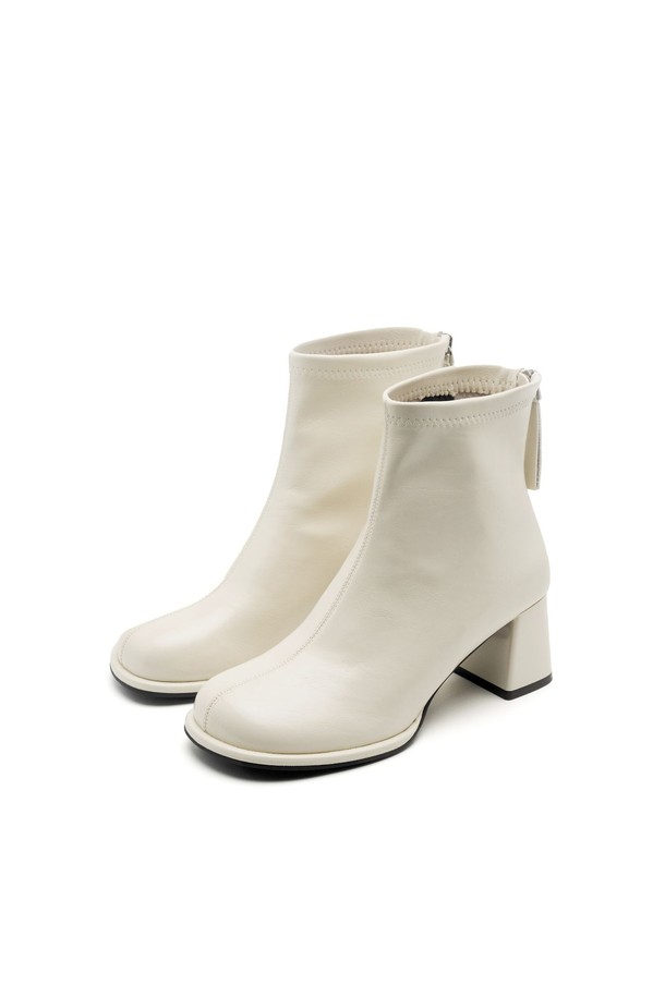 시에나 미니멀 앵클 부츠 6.5CM -VA9053는 여성용 앵클 부츠로, 가을과 겨울에 착용하기 좋습니다. 라운드 토우 디자인에 6.5cm 청키힐로 안정적인 착화감을 제공하며, 미니멀한 디자인이 특징입니다. 블랙, 브라운, 화이트 세 가지 컬러로 출시되어 다양한 스타일에 매치하기 용이합니다. 출근룩이나 모임룩에 시크하고 클래식한 분위기를 더해줍니다. 합성가죽 소재로 제작되었습니다.
