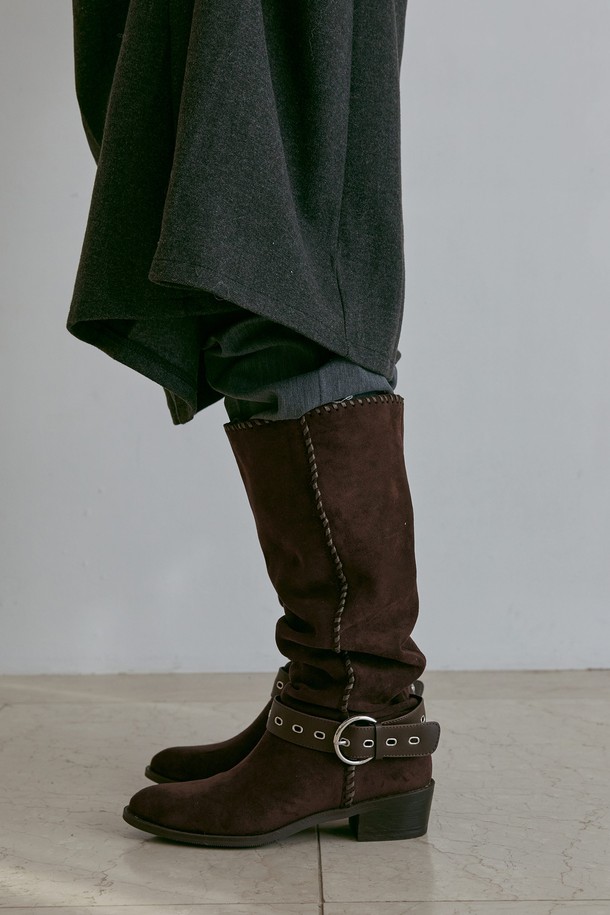 Giesel (지젤) 벨티드 웨스턴 부츠 스웨이드 웨스턴 부츠 4.5CM -VA9063는 여성용 웨스턴 부츠입니다. 부드러운 스웨이드 소재에 4.5cm 웨지힐을 적용하여 편안함과 스타일을 동시에 잡았습니다. 라운드 앞코와 미드컷 탑라인이 세련된 실루엣을 연출하며, 벨트 디테일이 포인트로 더해져 클래식, 미니멀, 캐주얼 룩에 모두 잘 어울립니다. 브라운, 블랙 두 가지 컬러로 제공되어 다양한 데이트룩과 모임룩에 활용하기 좋습니다. 가을, 겨울 시즌에 따뜻하고 멋스럽게 연출해보세요.
