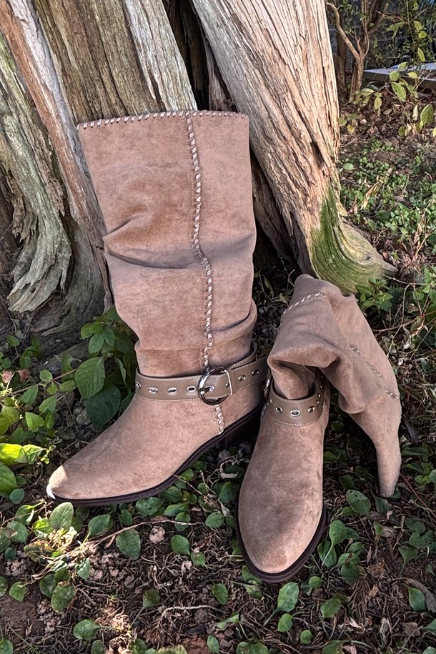 Giesel (지에젤) 벨티드 웨스턴 부츠 스웨이드 웨스턴 부츠 4.5CM -VA9063 (2color)는 여성용 신발입니다. 부드러운 스웨이드 소재에 뾰족한 앞코 디자인과 4.5cm 청키힐 굽으로 시크한 매력을 더했습니다. 벨티드 디테일과 버클 장식이 돋보이며, 베이지와 블랙 두 가지 색상으로 출시되었습니다. 미드컷 탑라인으로 다리 라인을 더욱 돋보이게 하며, 가을, 겨울철 데이트룩, 모임룩, 출근룩 등 다양한 TPO에 클래식, 미니멀, 시크 스타일을 연출하기 좋습니다.
