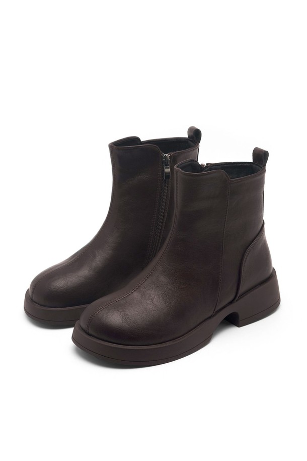 Nouveau ankle 부츠 4.5CM -VA9059 (2가지 색상)는 여성용 앵클 부츠입니다. 라운드 앞코에 4.5cm 로우힐 굽으로 편안함을 더했으며, 가을, 겨울 시즌 데일리룩에 활용하기 좋습니다. 블랙과 브라운 두 가지 색상으로 출시되어 다양한 스타일에 매치하기 용이합니다. 심플한 디자인과 지퍼 여밈으로 클래식, 미니멀, 시크 스타일을 연출하기에 적합하며, 출근룩이나 모임룩에도 손색없습니다. 합성 가죽 소재로 제작되었습니다.
