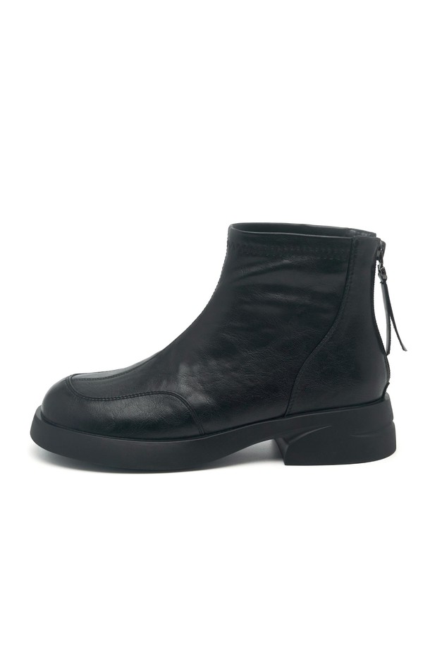 세련된 스타일을 완성하는 Colin Round Edge Ankle Boots 앵클부츠 4.5CM -VA9067 (2color)입니다. 부드러운 합성가죽과 스웨이드 소재로 제작되어 가을, 겨울 시즌에 따뜻하고 포근하게 착용할 수 있습니다. 4.5cm 로우힐 굽으로 편안함과 다리 라인의 아름다움을 동시에 살려줍니다. 라운드 앞코와 미니멀 디자인, 백지퍼 디테일이 돋보이며, 무지 패턴에 다크브라운, 블랙 두 가지 컬러로 출시되어 다양한 출근룩, 미니멀, 클래식, 시크 스타일을 연출하기 좋습니다. 발등이 높거나 발볼이 넓은 경우 0.5 사이즈 업을 권장합니다.
