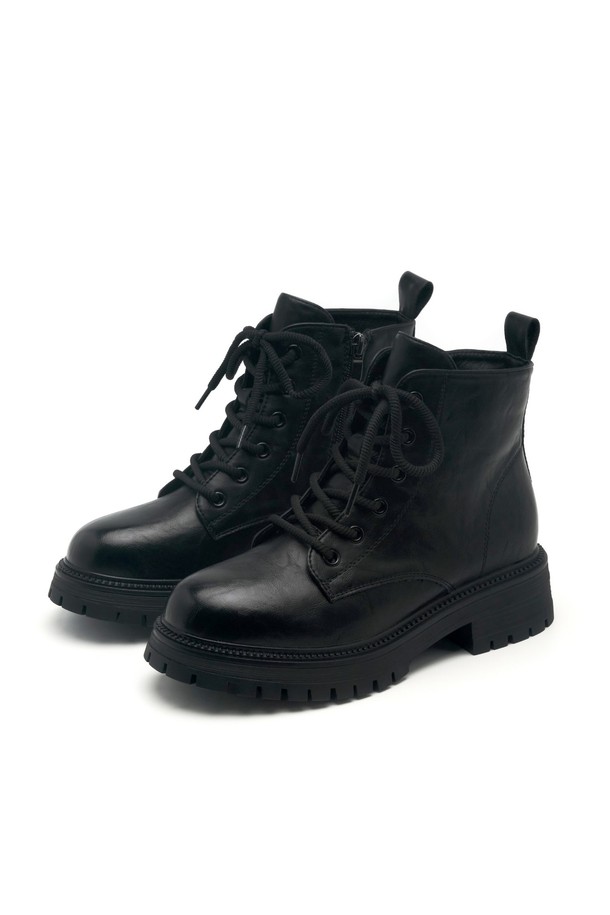 Etre Race Up Walker Boots 워커 부츠 5CM -VA9057 (2color)는 여성용 워커 부츠입니다. 아이보리와 블랙 두 가지 색상으로 제공되며, 라운드 토우 디자인과 5cm 통굽으로 제작되어 편안한 착용감을 선사합니다. 합성가죽과 스웨이드 소재를 사용하여 가을, 겨울철에 따뜻하게 신을 수 있으며, 미드컷 탑라인과 레이스업, 측면 지퍼, 스티치 디테일, 유연한 몰드 아웃솔이 특징입니다. 안감은 스웨이드로 마감되었으며, 무지 디자인으로 출근룩, 모임룩, 클래식, 미니멀, 캐주얼 스타일 모두 소화 가능합니다.
