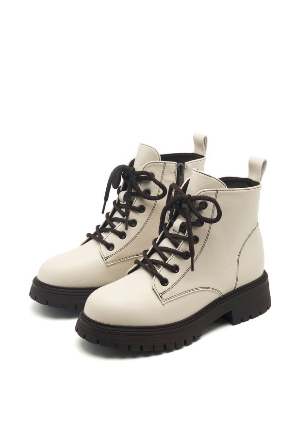 Etre Race Up Walker Boots 워커 부츠 5CM -VA9057는 여성용 워커 부츠입니다. 아이보리와 블랙 두 가지 색상으로 제공되며, 가을, 겨울 계절에 착용하기 좋습니다. 라운드토 디자인에 합성가죽과 스웨이드 소재를 사용하여 클래식, 미니멀, 캐주얼 스타일을 연출할 수 있습니다. 5cm 통굽에 스웨이드 안감, 스티치 패턴, 레이스업 및 사이드 지퍼 여밈으로 편안한 착용감을 선사하며, 출근룩, 모임룩에 활용하기 좋습니다. 발볼이 넓게 제작되어 편안하며, 쿠션감 있는 아웃솔과 유연한 몰드 아웃솔이 특징입니다.
