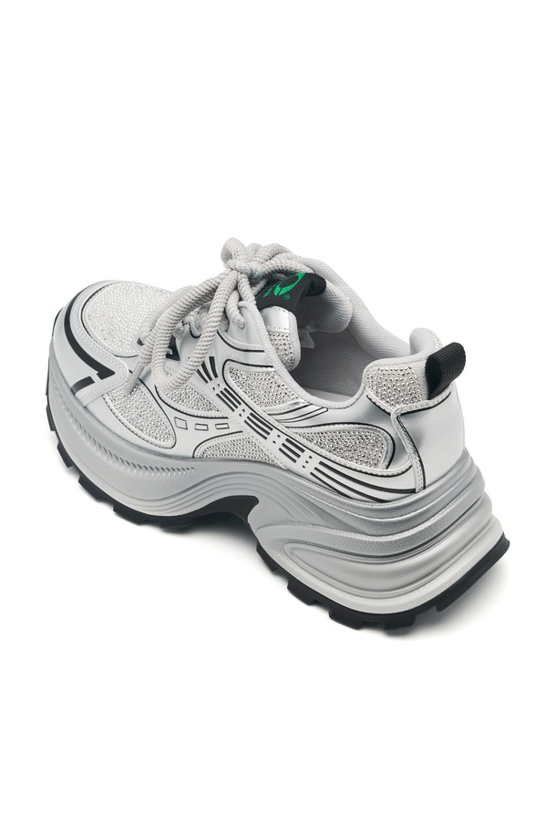 COSHER 스니커즈 - CL0701 (2color)는 여성용 운동화로, 일상 및 캐주얼 스타일에 적합합니다. 아이보리, 실버 두 가지 색상으로 출시되었으며, 봄, 여름, 가을 계절에 착용하기 좋습니다. 6.5cm 통굽으로 제작되었으며, 라운드 앞코와 멀티레이어 아웃솔, 크리스탈 컷 주얼리 장식이 특징입니다. 메쉬, 폴리에스테르, 천연 PU가죽, 고무 등의 소재를 사용하여 편안함과 스타일을 동시에 잡았습니다. 일상 속 동네 마실룩, 쇼핑룩에 캐주얼, 미니멀, 스포티한 매력을 더해보세요.
