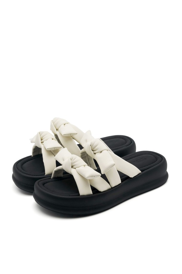 Vlogg Twins Bow Flatform 샌들 4.5cm - VS7074는 여성용 샌들로, 아이보리, 실버, 블랙 3가지 컬러로 출시되었습니다. 부드럽고 신축성 있는 갑피와 라텍스 중창, ZERUN Solight™ 아웃솔을 사용하여 편안한 착화감을 제공하며, 4.5cm 플랫폼 굽으로 다리 라인을 더욱 예쁘게 연출해 줍니다. 리본 패턴 디자인과 쿠셔닝, 경량, 충격 흡수 기능으로 일상에서 편안하게 착용할 수 있으며, 230mm부터 250mm까지 다양한 사이즈를 선택할 수 있습니다.
