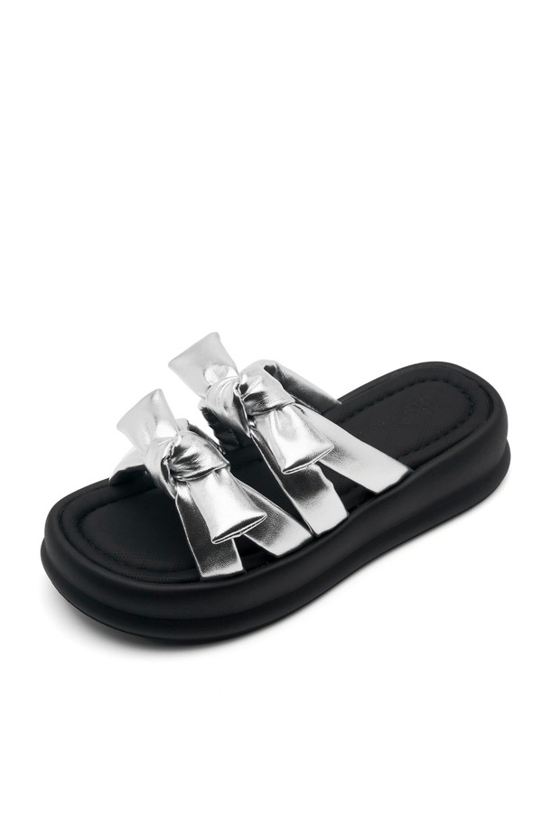 Vlogg Twins Bow Flatform 샌들 4.5cm -VS7074는 여름철 여성의 발을 편안하게 해줄 세련된 샌들입니다. 라운드 앞코 디자인에 합성가죽 소재로 제작되었으며, 4.5cm 높이의 플랫폼 굽과 리본 장식이 더해져 여성스러운 매력을 더합니다. 블랙과 실버 두 가지 색상으로 출시되어 다양한 스타일에 매치하기 좋으며, 슬립온 타입으로 편안하게 착용할 수 있습니다.
