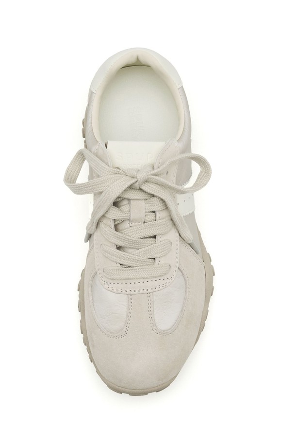 Cob Racer Leather 스니커즈는 여성용 캐주얼 스니커즈로, Light Beige와 Mud Pink 두 가지 컬러로 출시되었습니다. 천연가죽과 마이크로파이버 합성가죽을 사용하여 부드러운 착화감을 제공하며, 3.5cm 플랫 굽과 라운드 앞코 디자인으로 편안함을 더했습니다. 프리미엄 스웨이드 소재, 하이덴시티 인솔, 톤온톤 매칭 아웃솔, 핸드크래프트 제작으로 섬세함을 더했으며, 레이스업 스타일과 로우탑 디자인으로 봄, 여름, 가을 일상에서 폭넓게 활용하기 좋습니다.
