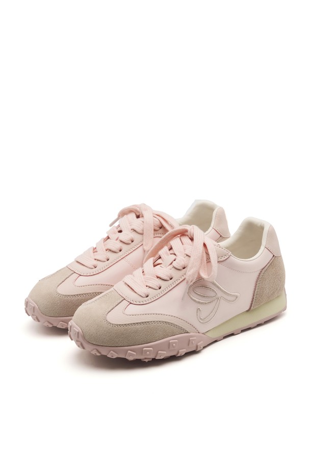 Cob Racer Leather 스니커즈는 부드러운 가죽 소재로 제작되어 편안한 착용감을 선사하며, 라운드 앞코 디자인과 끈으로 여미는 레이스업 스타일이 특징입니다. 3cm 플랫 굽으로 안정적인 착화감을 제공하며, 봄, 여름, 가을 계절에 어울리는 무지 디자인의 여성 운동화입니다. 산뜻한 핑크 컬러가 돋보이는 로우탑 디자인으로, 일상복에 캐주얼하게 매치하기 좋습니다.
