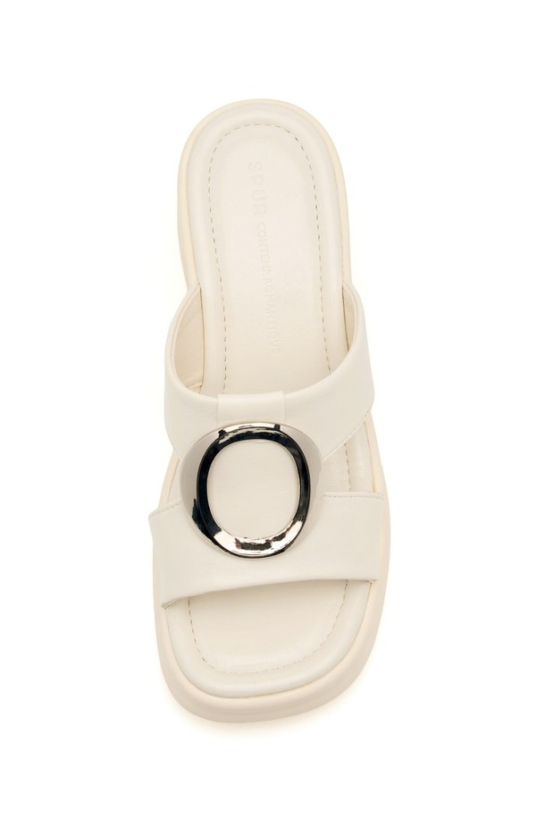 Cavon Circle Flatform 샌들 VS9040은 8cm 굽 높이의 청키힐 디자인으로, 오픈 토 스타일의 여성 샌들입니다. 부드러운 합성가죽 소재에 무지 패턴으로 제작되어 다양한 스타일에 잘 어울립니다. 여름철 일상에서 편안하게 착용할 수 있는 플랫 폼 샌들입니다.
