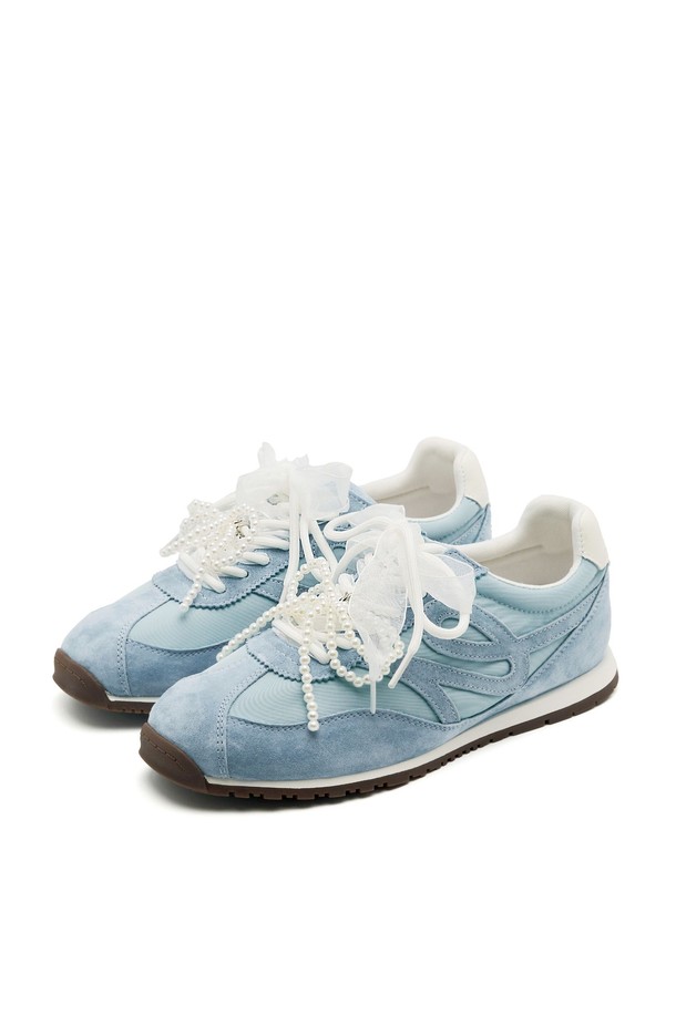 Cob Racer Leather 스니커즈 VS7070은 스카이블루, 아이보리, 머드핑크 3가지 컬러로 출시된 여성용 운동화입니다. 라운드 토우 디자인에 천연가죽, 패브릭, 메쉬, 고무 등 다양한 소재를 사용하여 봄, 여름, 가을 계절에 착용하기 좋으며, 3.5cm 플랫 굽으로 편안한 착용감을 제공합니다. 메쉬 안감, 무지 패턴, 끈 타입, 로우탑 디자인에 이중 레이어 고무창, 쿠션 인솔, 탈부착 가능한 진주 리본 스트랩, 이중 신발끈, 수제작 디테일까지 더해져 소장 가치를 높였습니다.
