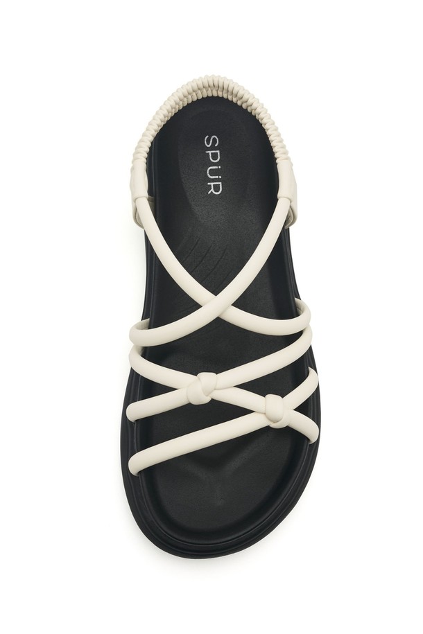 [인플루언서 PICK]Goya Multi Strape Comfort 샌들 VS9017은 여름철, 일상에서 편안하게 착용하기 좋은 여성 샌들입니다. 발을 감싸는 멀티 스트랩 디자인과 5cm 통굽으로 안정적인 착용감을 제공하며, 오픈토 스타일로 시원함을 더했습니다. 화이트, 블랙 두 가지 색상으로 출시되었으며, 합성가죽 소재로 제작되었습니다.
