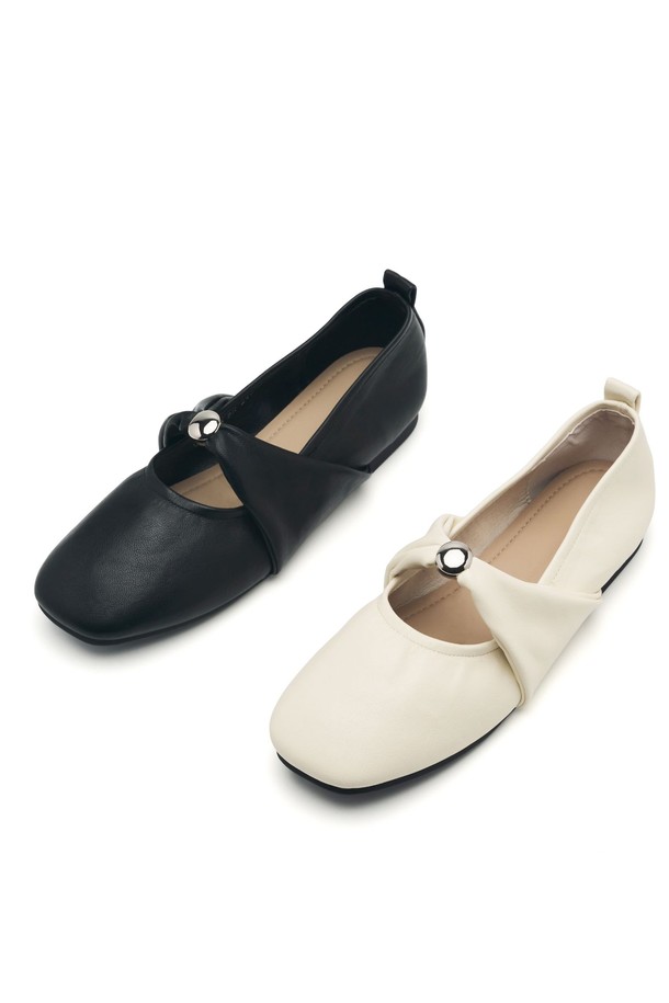 Elise Soft Twist Strap Flats (엘리스 소프트 트위스트 스트랩 플랫 슈즈 1.5cm) - VA9039는 부드러운 소프트 레더 타입의 여성 플랫슈즈입니다. 라운드 토우 디자인에 1.5cm 플랫 굽으로 편안함을 더했으며, 아이보리, 블랙 두 가지 색상으로 출시되었습니다. 일상, 데이트룩, 쇼핑룩 등 다양한 TPO에 미니멀, 클래식, 캐주얼 스타일로 연출하기 좋습니다. 발등을 감싸는 고무 밴드 디자인과 로우컷 탑라인이 특징이며, 수제작으로 제작되어 프리미엄 박스 포장으로 제공됩니다.
