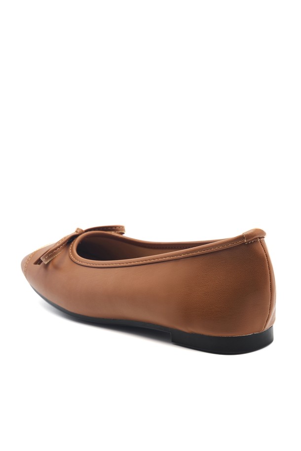 Rave (레이브) 리본 플랫슈즈 1.5cm -UA9037는 여성스러운 무드를 연출하는 플랫슈즈입니다. 아이보리, 카멜, 레드, 브라운, 블랙의 5가지 다채로운 색상으로 출시되어 데이트룩, 모임룩 등 다양한 TPO에 활용 가능합니다. 스퀘어 앞코 디자인에 1.5cm 플랫 굽으로 편안함을 더했으며, 리본 디테일이 걸리시한 스타일을 완성합니다. 합성가죽 소재로 제작되었으며, 수제화 특유의 섬세함이 돋보입니다. 넓은 발볼을 가진 고객은 한 사이즈 업을 권장합니다.
