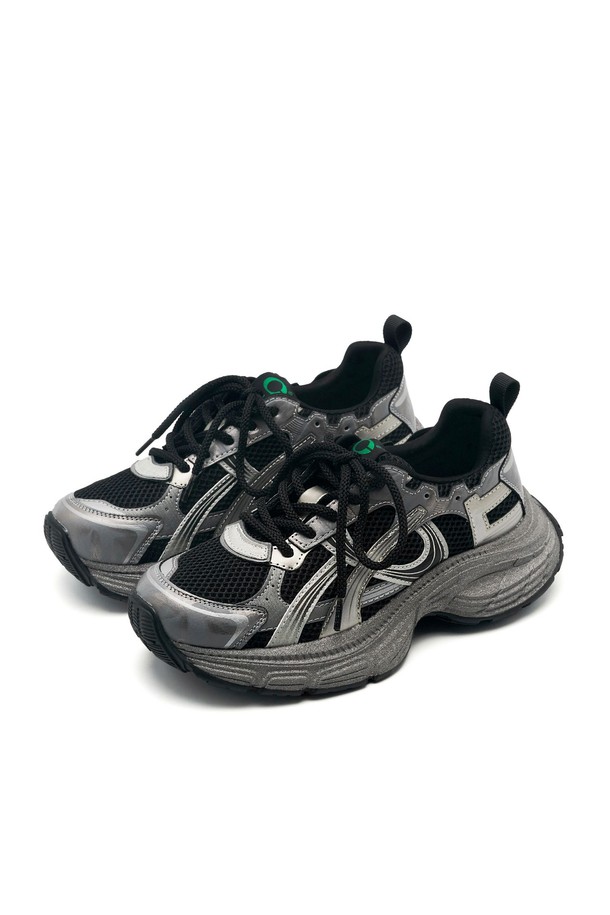 STARDUST SNEAKERS -CL0704 (2color)는 여성용 스니커즈로, 캐주얼, 미니멀, 클래식 스타일을 선호하는 분들을 위한 아이템입니다. 일상생활은 물론, 산책룩에도 잘 어울리는 디자인으로 사계절 내내 활용 가능합니다. 편안한 플랫 굽에 끈으로 여미는 디자인이 특징이며, 다양한 스타일에 매치하기 용이합니다. 두 가지 색상으로 출시되어, 고객의 취향에 맞는 선택이 가능합니다.
