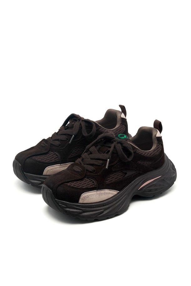 GLOWWIN 스니커즈 -CL0703 (2color)는 여성용 운동화입니다. 초콜릿, 다크 그레이 두 가지 색상으로 출시되었으며, 일상, 산책룩에 어울리는 클래식, 미니멀, 캐주얼 스타일을 연출할 수 있습니다. 소가죽, 스웨이드, 메쉬, 합성가죽, 고무 등 다양한 소재를 사용하여 빈티지한 멋을 더했습니다. 안감은 메쉬 소재이며, 플랫 굽 타입의 무지 디자인입니다.
