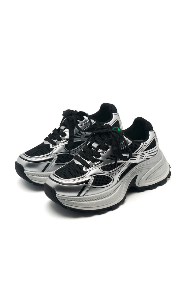 COSHER 스니커즈 - CL0702 (2color)는 여성용 운동화로, 캐주얼, 미니멀, 스포티한 스타일을 연출하기 좋습니다. 라운드 토 디자인에 실버와 블랙 두 가지 색상으로 출시되었으며, 산책룩에 어울립니다. 소가죽, 폴리우레탄, 고무, 폴리에스터, 메쉬 등 다양한 소재를 사용하여 제작되었으며, 메쉬 안감과 컬러블록 패턴이 특징입니다. 끈으로 여미는 스타일이며, 통굽 디자인과 재귀반사 기능으로 편안함과 안전성까지 갖췄습니다.
