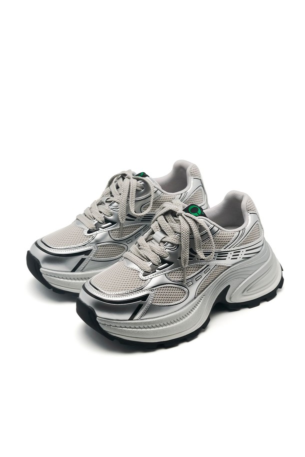 COSHER 스니커즈 -CL0702는 실버와 블랙 두 가지 색상으로 출시된 여성 스니커즈입니다. 메쉬, 폴리에스테르, 인조가죽, 고무 소재를 사용하여 제작되었으며, 통굽 디자인과 배색 패턴이 특징입니다. 산책룩과 러닝룩에 잘 어울리며, 스포티, 미니멀, 캐주얼 스타일을 연출하기 좋습니다. 안감은 메쉬 소재로 통기성을 높였으며, 리플렉티브 및 광택 디테일로 포인트를 더했습니다.
