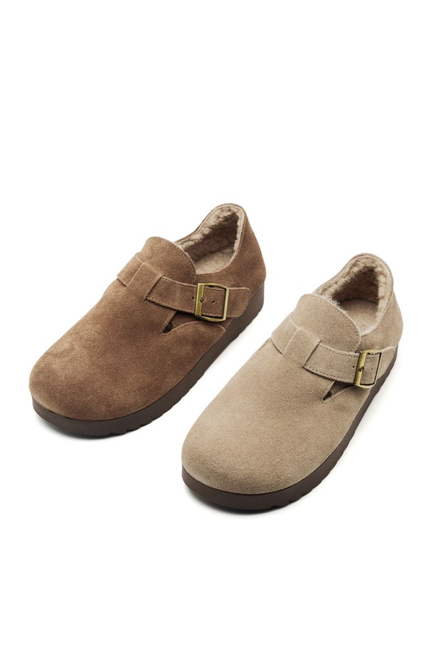 블루본(Bleubon) 소가죽 스웨이드 로퍼는 부드러운 소가죽 스웨이드 소재로 제작되어 고급스러운 착용감을 선사합니다. 3.5cm 로우힐 디자인과 라운드 앞코는 편안함과 세련된 스타일을 동시에 만족시켜줍니다. 출근룩, 오피스룩, 모임룩 등 다양한 TPO에 활용 가능하며, 클래식, 미니멀, 캐주얼 스타일 모두 소화 가능한 데일리 로퍼입니다. 봄, 가을 시즌에 어울리는 2가지 색상으로 구성되어 폭넓은 선택지를 제공합니다. 슬립온 디자인으로 간편하게 착용 가능하며, 로우컷 탑라인이 발목을 더욱 돋보이게 합니다.
