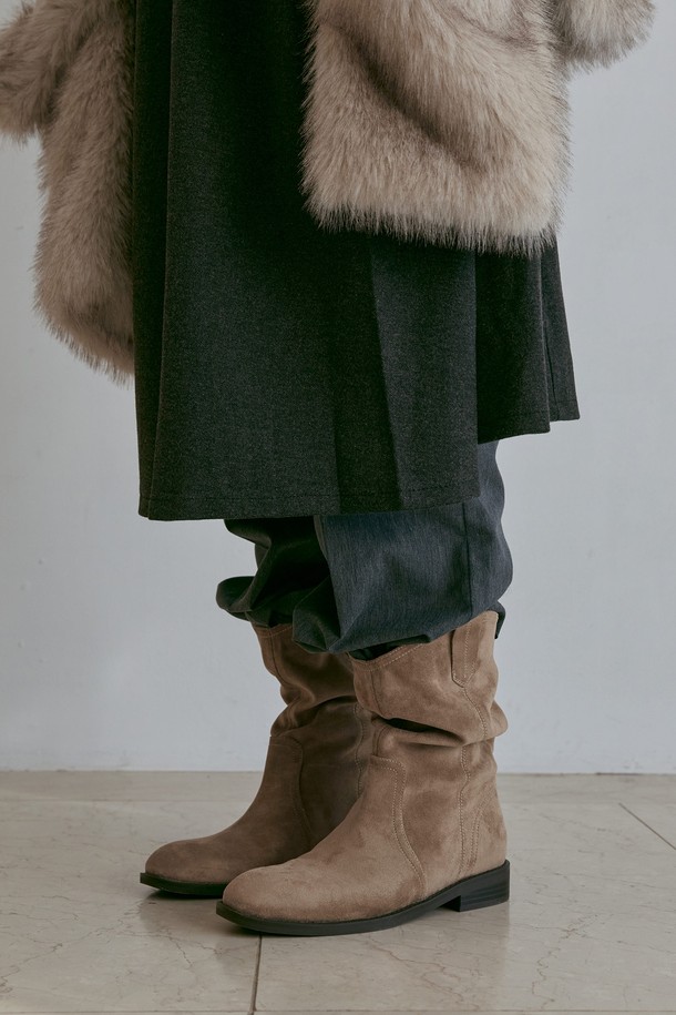 Aurette (오레트) 웨스턴 부츠 3.5CM -VA9061은 여성들을 위한 세련된 웨스턴 부츠입니다. 부드러운 스웨이드 소재와 3.5cm 로우힐 굽으로 편안함과 스타일을 동시에 잡았습니다. 뾰족한 앞코 디자인과 미드컷 탑라인이 다리 라인을 더욱 돋보이게 하며, 안감의 퍼(Fur) 디테일과 지퍼형 여밈으로 따뜻함과 편리함을 더했습니다. 베이지와 브라운 두 가지 색상으로 출시되어 다양한 룩에 매치하기 좋으며, 데이트룩, 모임룩 등 TPO에 맞춰 클래식, 미니멀, 캐주얼 스타일을 연출할 수 있습니다.
