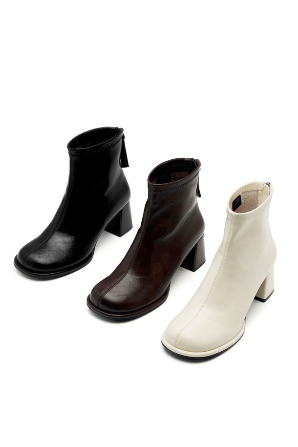 시에나 미니멀 앵클 부츠 6.5CM -VA9053는 여성용 앵클 부츠로, 가을과 겨울에 착용하기 좋습니다. 라운드 토우 디자인에 6.5cm 청키힐로 안정적인 착화감을 제공하며, 미니멀한 디자인이 특징입니다. 블랙, 브라운, 화이트 세 가지 컬러로 출시되어 다양한 스타일에 매치하기 용이합니다. 출근룩이나 모임룩에 시크하고 클래식한 분위기를 더해줍니다. 합성가죽 소재로 제작되었습니다.
