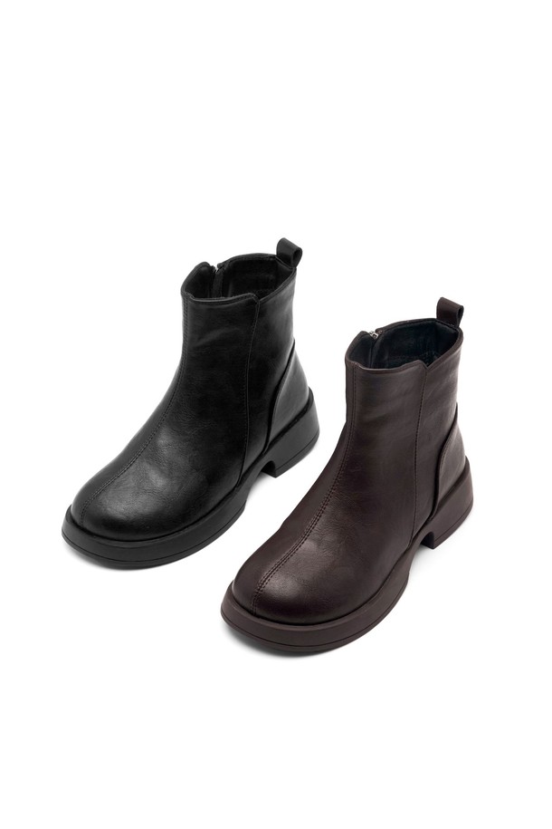 Nouveau ankle 부츠 4.5CM -VA9059 (2가지 색상)는 여성용 앵클 부츠입니다. 라운드 앞코에 4.5cm 로우힐 굽으로 편안함을 더했으며, 가을, 겨울 시즌 데일리룩에 활용하기 좋습니다. 블랙과 브라운 두 가지 색상으로 출시되어 다양한 스타일에 매치하기 용이합니다. 심플한 디자인과 지퍼 여밈으로 클래식, 미니멀, 시크 스타일을 연출하기에 적합하며, 출근룩이나 모임룩에도 손색없습니다. 합성 가죽 소재로 제작되었습니다.
