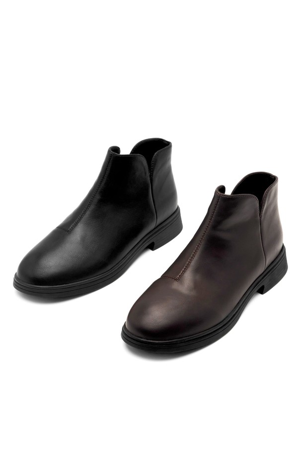 Serie Minimal Ankle Boot (세리에 미니멀 앵클 부츠)는 안감 기모 처리로 따뜻하게 착용 가능한 여성 앵클 부츠입니다. 라운드 앞코와 3.5cm 로우힐 굽으로 편안함을 강조했으며, 미니멀 디자인과 베이직 스타일로 다양한 룩에 활용하기 좋습니다. 블랙과 브라운 두 가지 색상으로 출시되어, 출근룩을 포함한 일상 속에서 미니멀하고 클래식한 분위기를 연출할 수 있습니다. 슬립온 형태로 간편하게 신고 벗을 수 있으며, 가을, 겨울 시즌에 어울리는 부츠입니다. 합성가죽 소재로 제작되었습니다.
