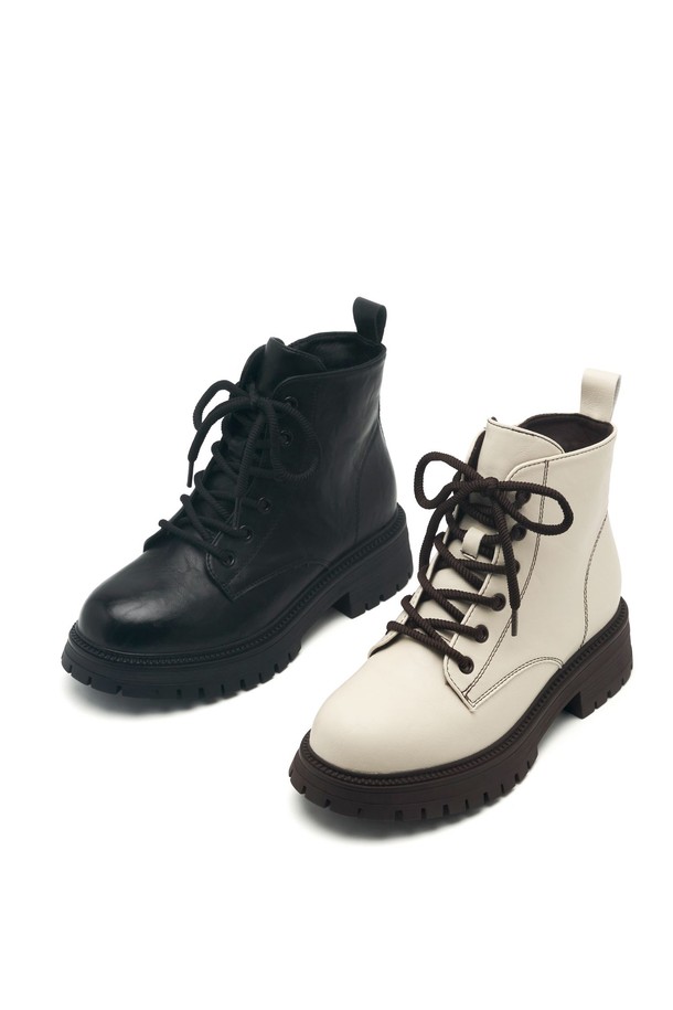 Etre Race Up Walker Boots 워커 부츠 5CM -VA9057는 여성용 워커 부츠입니다. 아이보리와 블랙 두 가지 색상으로 제공되며, 가을, 겨울 계절에 착용하기 좋습니다. 라운드토 디자인에 합성가죽과 스웨이드 소재를 사용하여 클래식, 미니멀, 캐주얼 스타일을 연출할 수 있습니다. 5cm 통굽에 스웨이드 안감, 스티치 패턴, 레이스업 및 사이드 지퍼 여밈으로 편안한 착용감을 선사하며, 출근룩, 모임룩에 활용하기 좋습니다. 발볼이 넓게 제작되어 편안하며, 쿠션감 있는 아웃솔과 유연한 몰드 아웃솔이 특징입니다.
