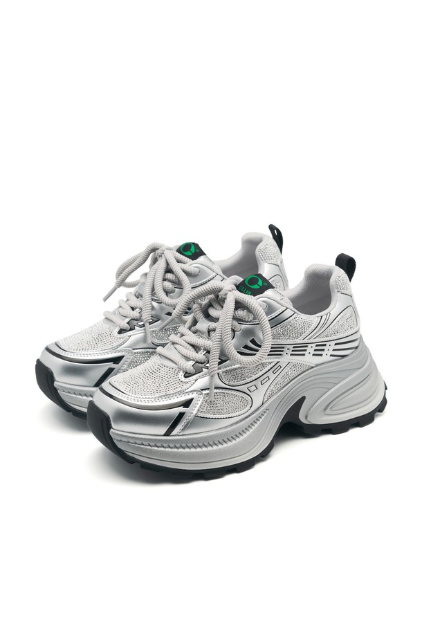 COSHER 스니커즈 - CL0701 (2color)는 여성용 운동화로, 일상 및 캐주얼 스타일에 적합합니다. 아이보리, 실버 두 가지 색상으로 출시되었으며, 봄, 여름, 가을 계절에 착용하기 좋습니다. 6.5cm 통굽으로 제작되었으며, 라운드 앞코와 멀티레이어 아웃솔, 크리스탈 컷 주얼리 장식이 특징입니다. 메쉬, 폴리에스테르, 천연 PU가죽, 고무 등의 소재를 사용하여 편안함과 스타일을 동시에 잡았습니다. 일상 속 동네 마실룩, 쇼핑룩에 캐주얼, 미니멀, 스포티한 매력을 더해보세요.
