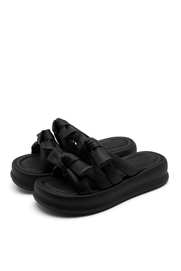 Vlogg Twins Bow Flatform 샌들 4.5cm -VS7074는 여성용 샌들로, 일상에서 편안하게 착용하기 좋습니다. Ivory, Silver, Black 세 가지 색상으로 출시되었으며, 부드럽고 신축성 있는 갑피와 라텍스 중창, 경량 디자인으로 편안한 착용감을 제공합니다. 4.5cm의 플랫폼 굽은 우수한 탄성과 충격 흡수 기능을 갖추고 있으며, 발볼이 넓은 분들은 한 사이즈 업을 권장합니다.
